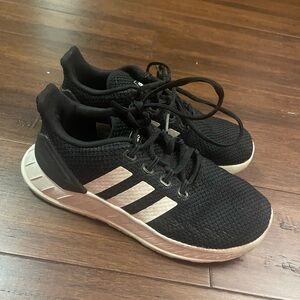 KIDS ADIDAS SHOES
SIZE- GIRLS 2